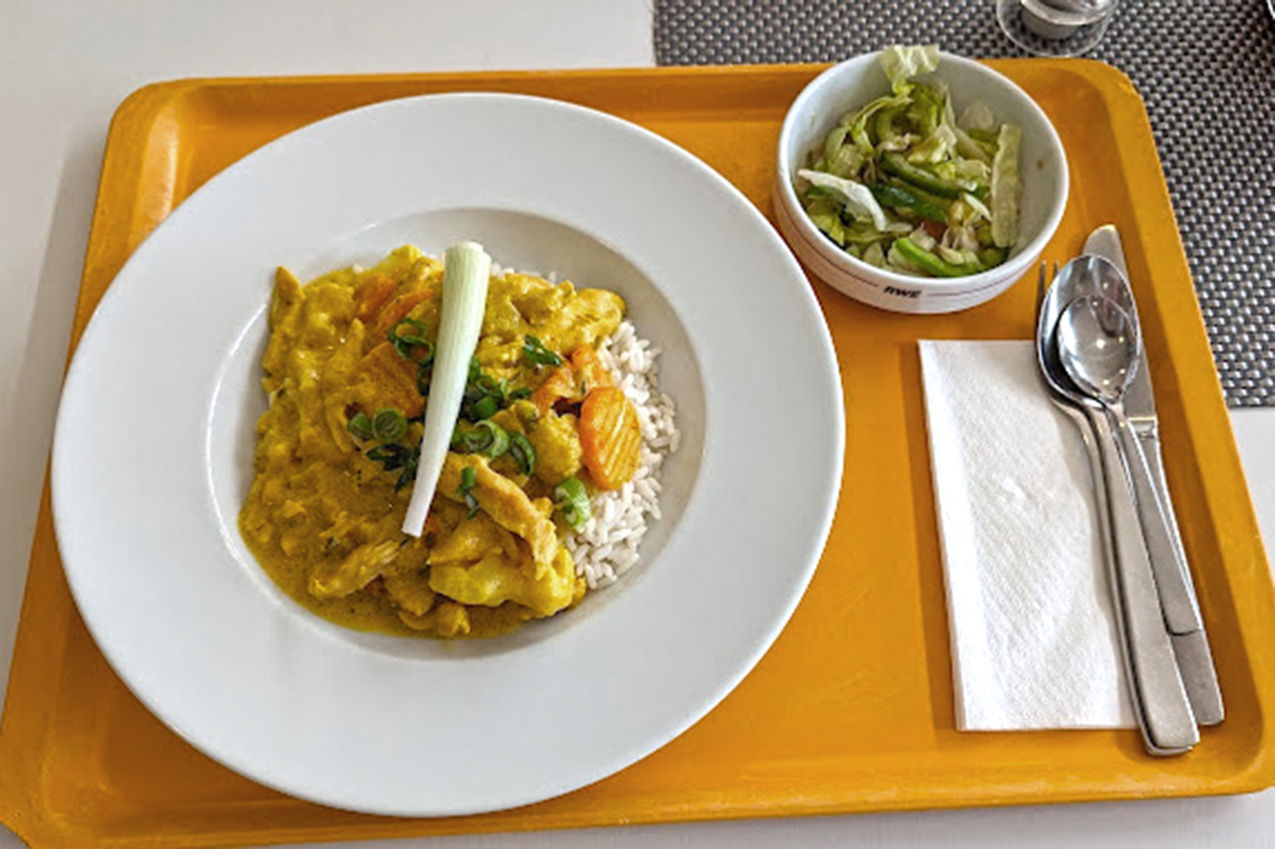 Cantina Chez Elsa – Putencurry mit süß-pikanter Soße und Reis
